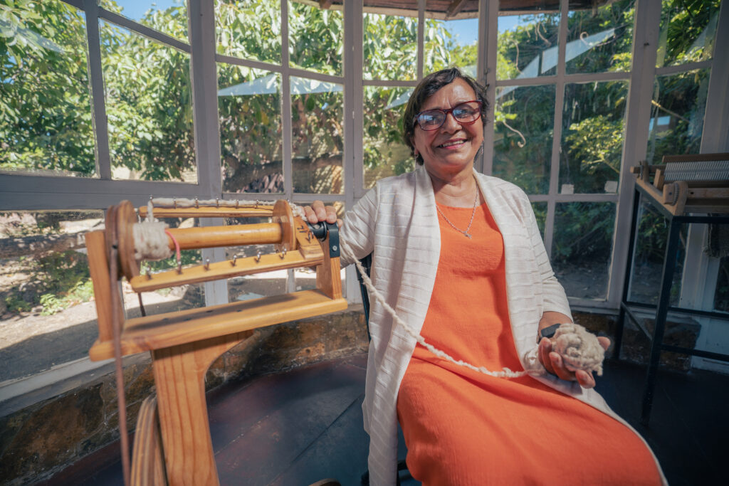 Violeta Osses Vera, emprendedora agrupación “7 hebras”: “a través del programa wanaku de sopraval hemos podido transmitir las tradiciones textiles de la ligua a nuevas generaciones”