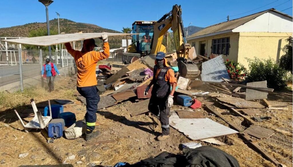 Quillota: Desalojo y limpieza municipal transforman la Villa Los Aromos