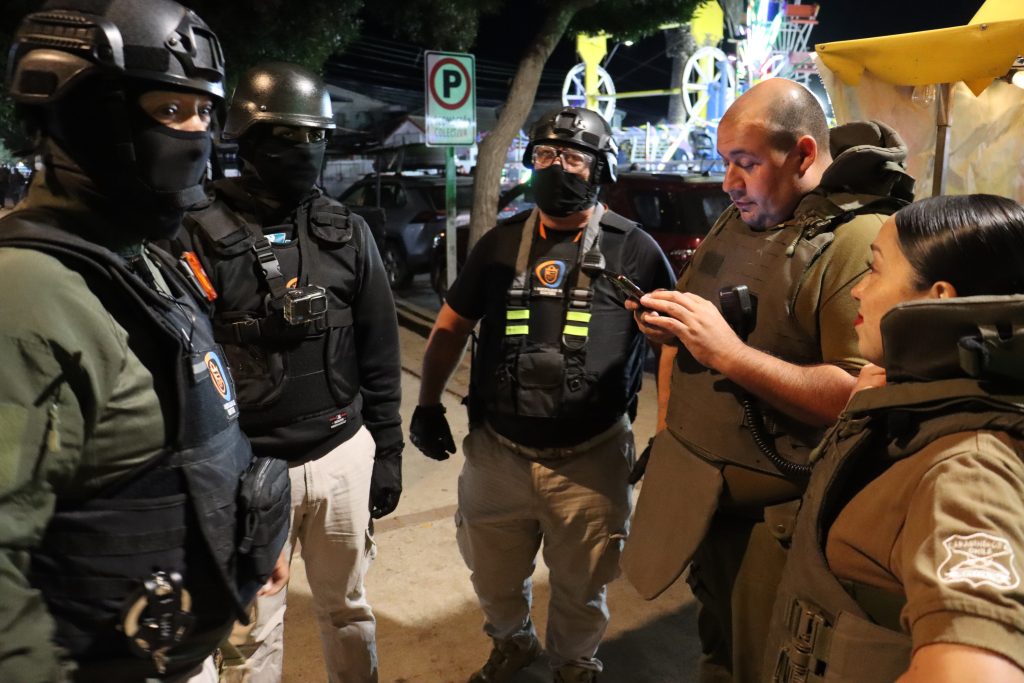 Fiscalización policial en Quintero detecta siete prófugos y deja ocho detenidos