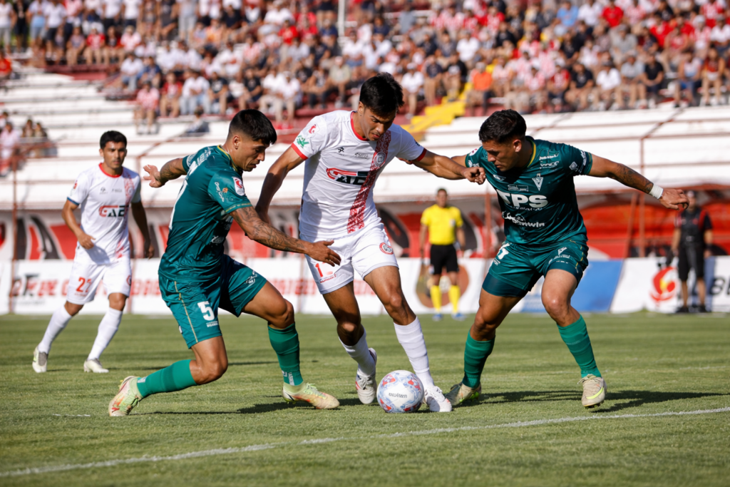 San Felipe y Wanderers igualaron en un disputado duelo en el Aconcagua