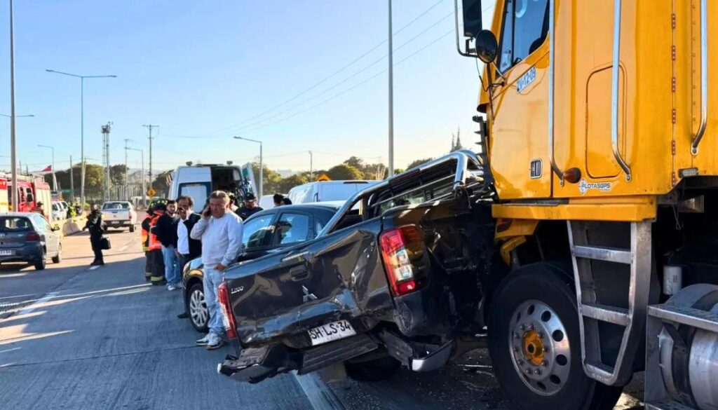 Choque múltiple en Concón: camión impacta a cinco vehículos y deja ocho heridos