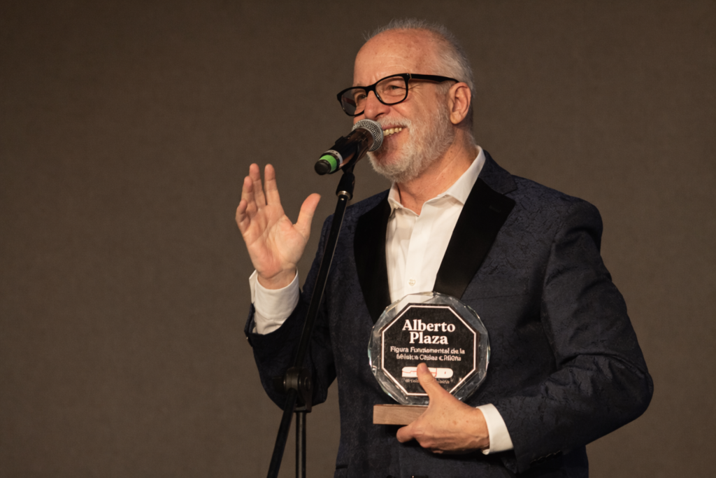Alberto Plaza es distinguido como Figura Fundamental de la Música Chilena en emotiva reunión de la escena romántica