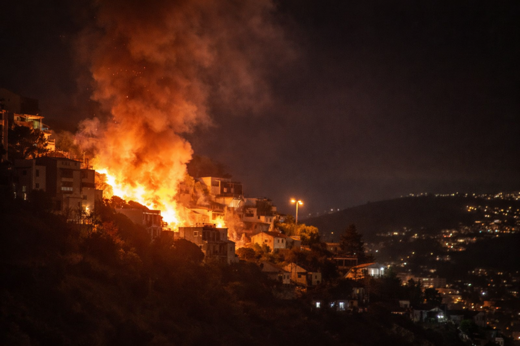Incendio de gran magnitud afecta tres viviendas en Viña del Mar y deja cinco damnificados