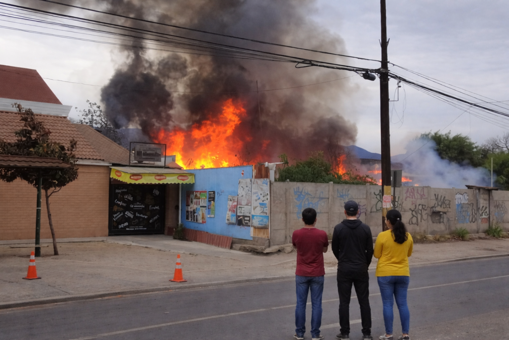 Incendio arrasa con casa tomada en Quillota: peritajes en curso