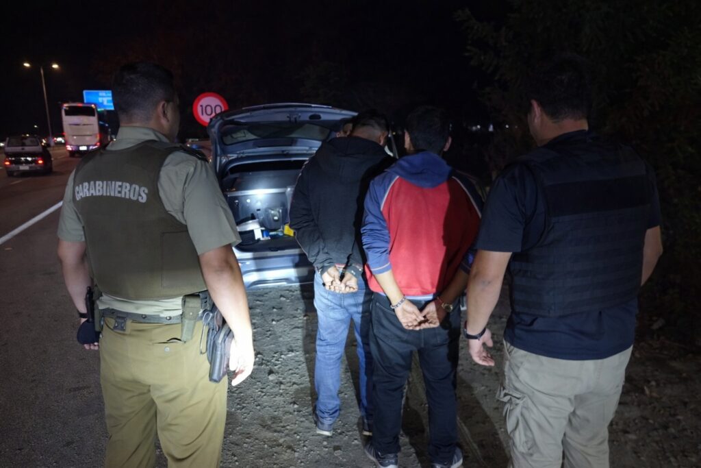 Detienen a dos delincuentes tras robo en La Peña: fueron capturados en plena Ruta 5 tras seguimiento por cámaras