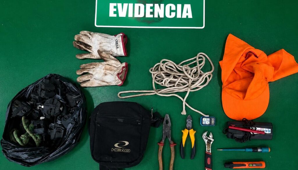 Sorprenden a dos sujetos robando electricidad desde red pública en Concón