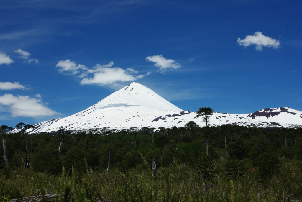 Mujer muere tras caer a una grieta mientras ascendía el volcán Llaima