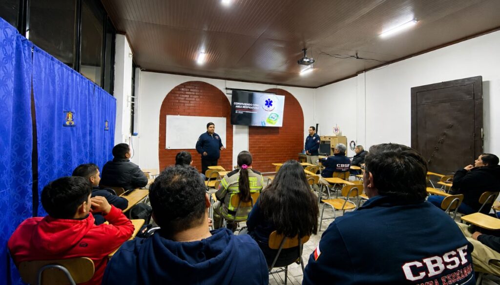 Bomberos de San Felipe fortalece atención médica con capacitación en desfibriladores DEA