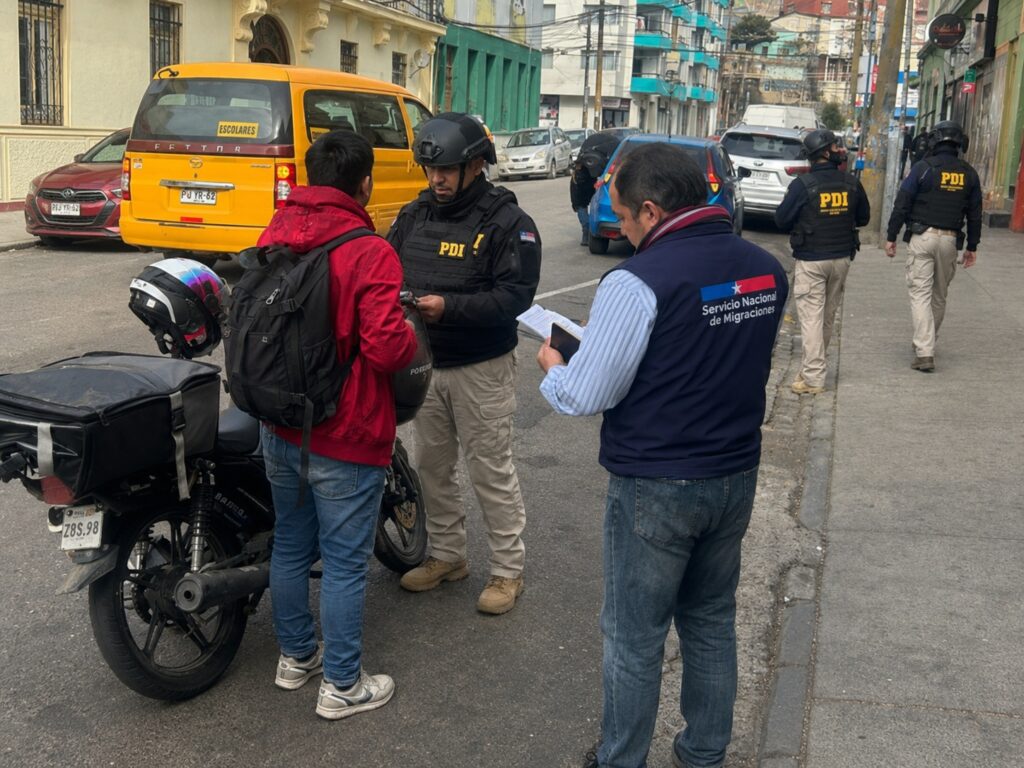 PDI realiza control migratorio en barrio El Almendral de Valparaíso: 22 extranjeros fueron denunciados