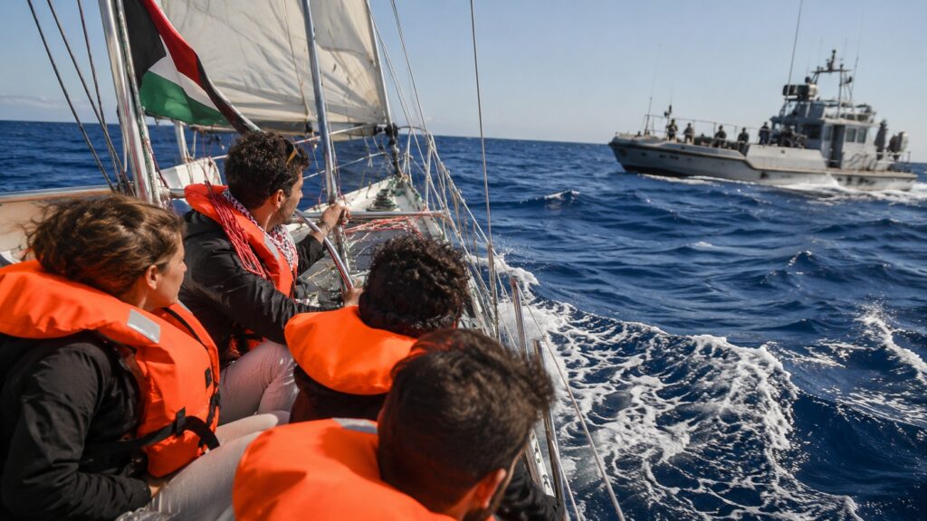 Chilenos de la Flotilla Global Sumud son trasladados a Israel tras interceptación rumbo a Gaza