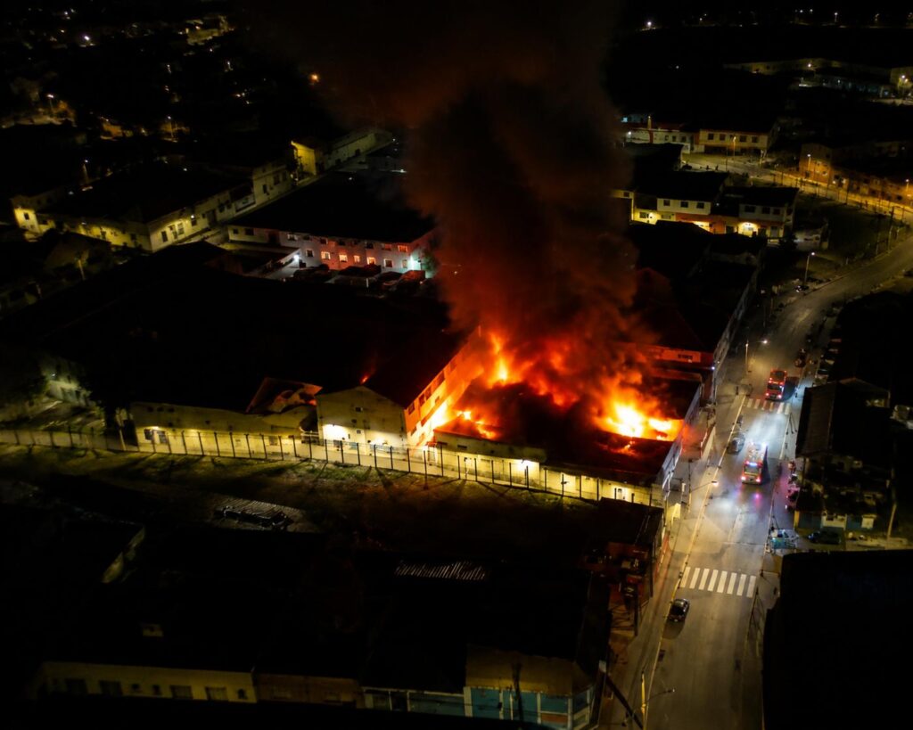 Incendio afecta al Hotel Biarritz y restaurante La Playa en Cartagena sin dejar víctimas
