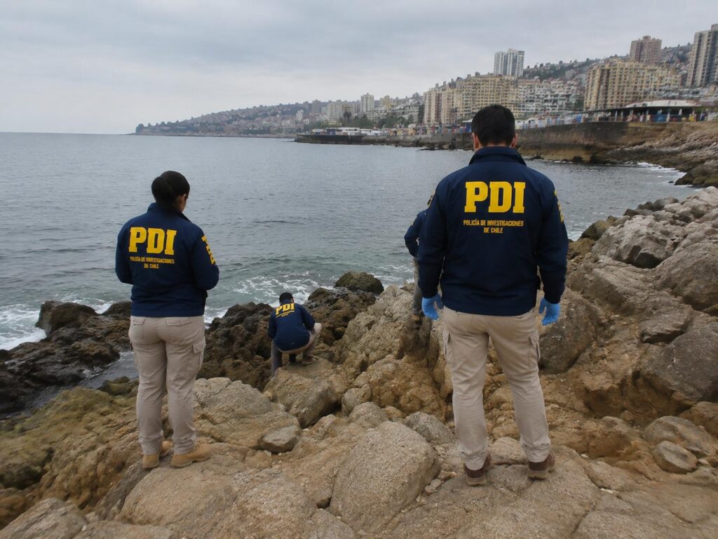 PDI investiga hallazgo de un hombre fallecido en roqueríos de Valparaíso