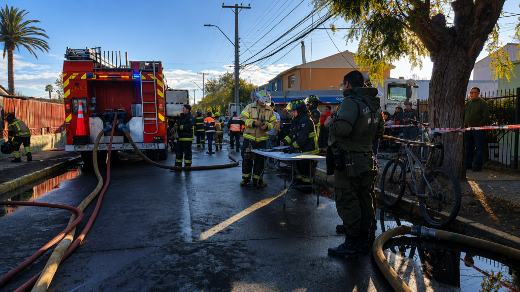Cinco damnificados tras incendio en población Corvi de Quillota: una vivienda resultó destruida