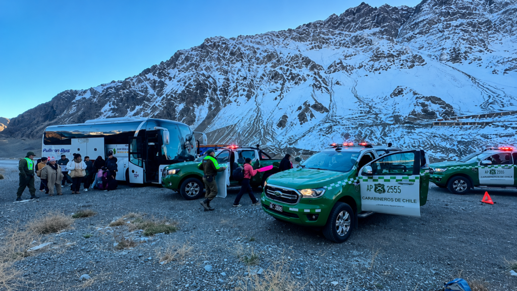 Cuesta Caracoles: rescatan a 42 turistas tras falla mecánica de bus en la alta cordillera