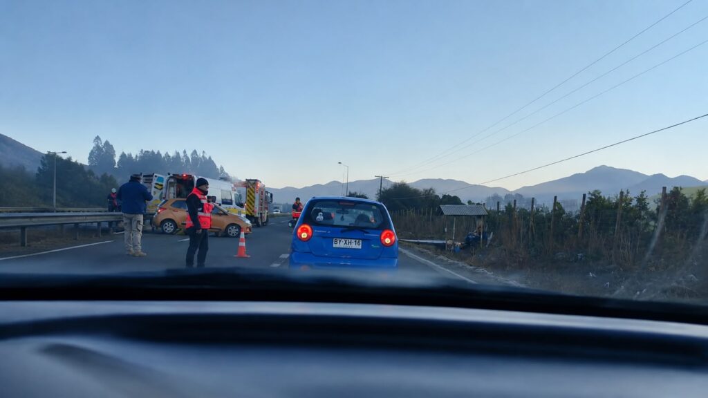 Accidente en Ruta 5 Norte mantiene tránsito habilitado solo por la berma en Nogales