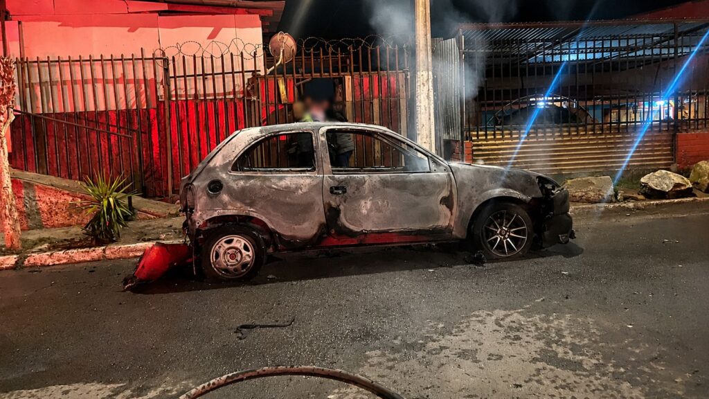 Investigan incendio de vehículo en Quillota: automóvil presentaba aparentes impactos de bala