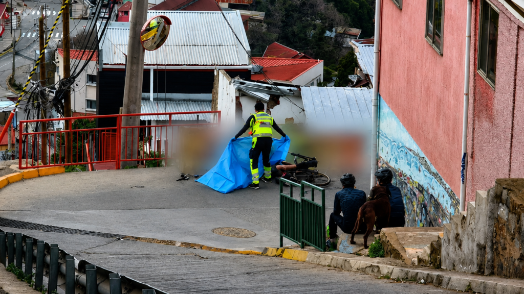Ciclista de 30 años pierde la vida durante descenso en Cerro Cárcel de Valparaíso