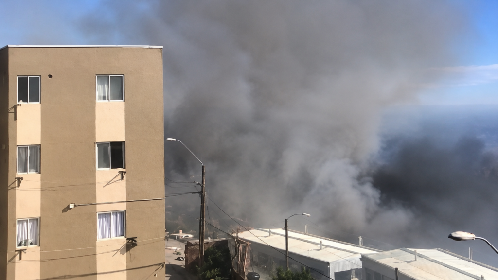 Incendio destruye por completo vivienda en cerro Playa Ancha de Valparaíso