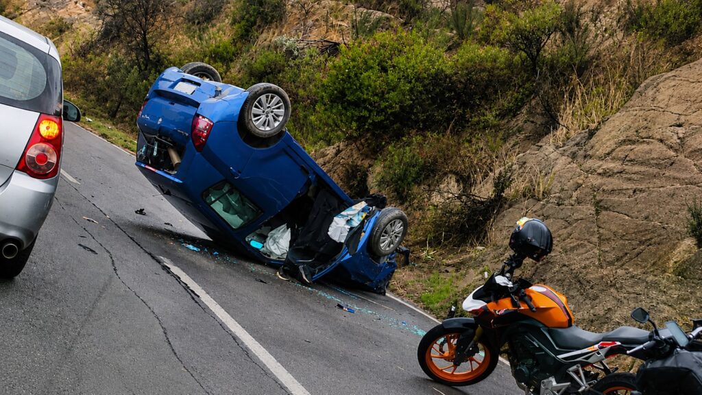 Dos lesionados deja volcamiento de automóvil en Ruta Las Palmas de Viña del Mar