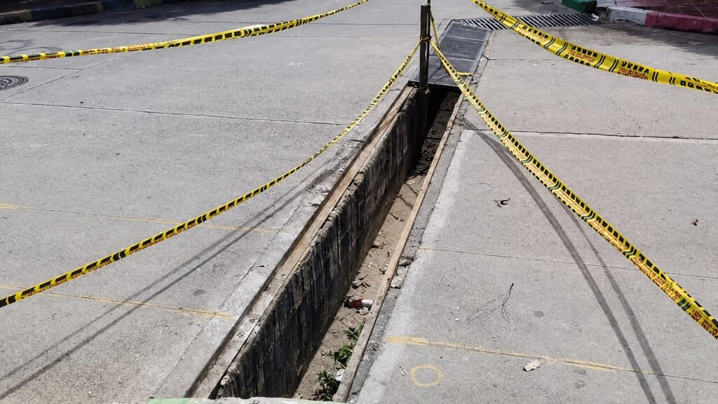 Robo de rejillas deja peligroso riesgo para peatones en Barrio Poniente de Viña del Mar: mujer fue detenida