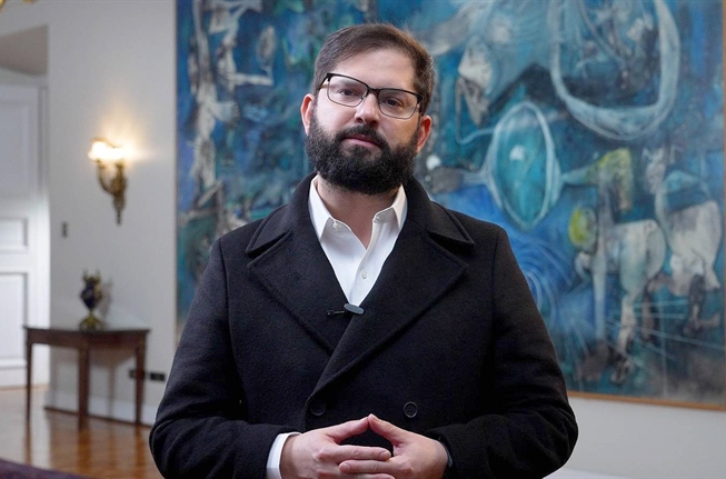 Boric critica embargos por deudas del CAE y acusa doble estándar en la derecha