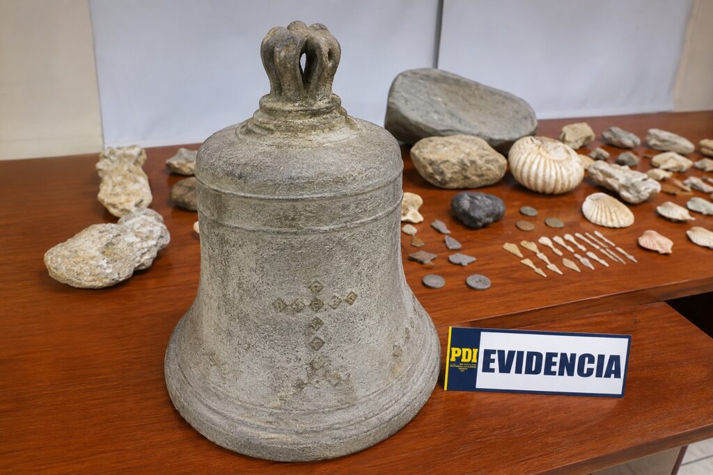 Detienen en Huechuraba a hombre que vendía campana virreinal peruana de más de 300 años