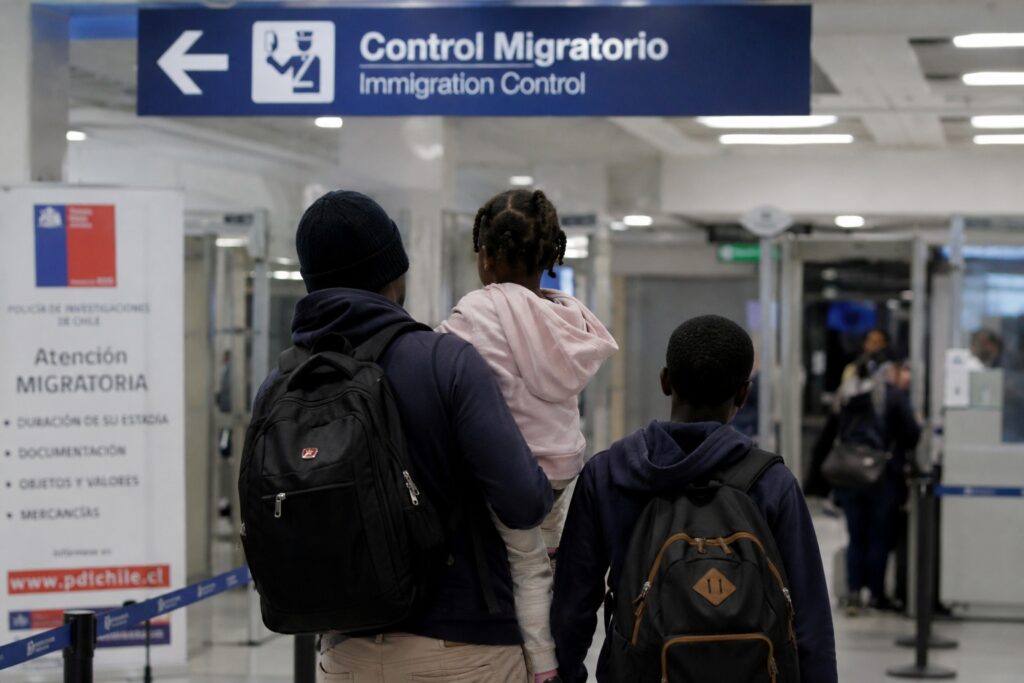 Fiscalía indaga paradero de menores haitianos ingresados a Chile por reunificación familiar durante 2025