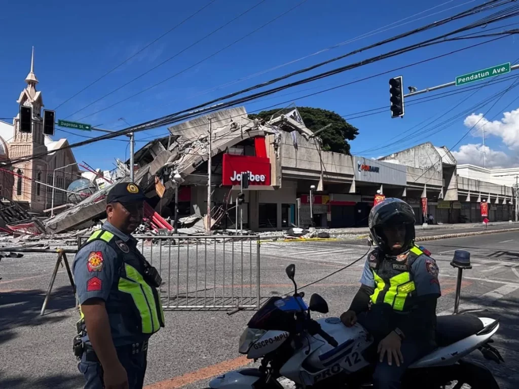 Terremoto 7,8 en Filipinas deja al menos 32 muertos