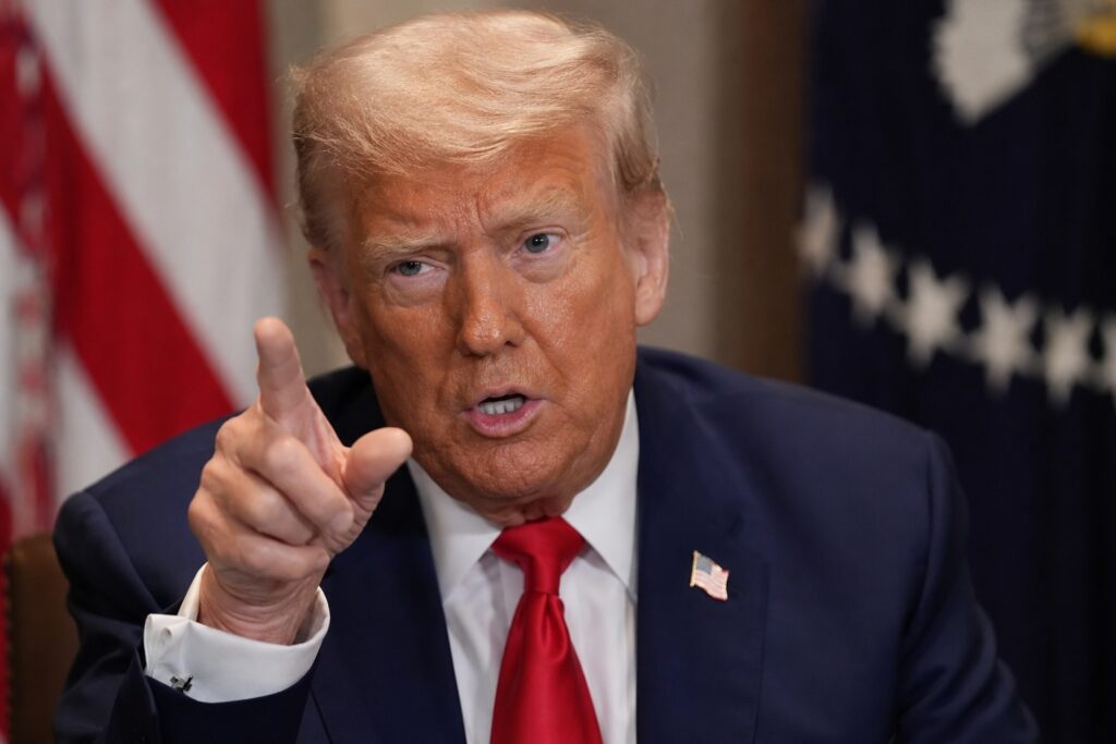 Trump anuncia nuevos bombardeos contra Irán y eleva la tensión por el estrecho de Ormuz