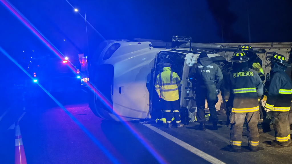 Volcamiento de camión en ruta F-90 deja conductor lesionado en Casablanca