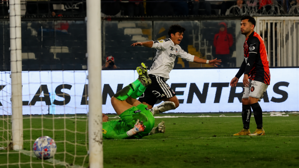 Colo Colo derrota a Deportes Limache para seguir firme en la cima de la Liga de Primera