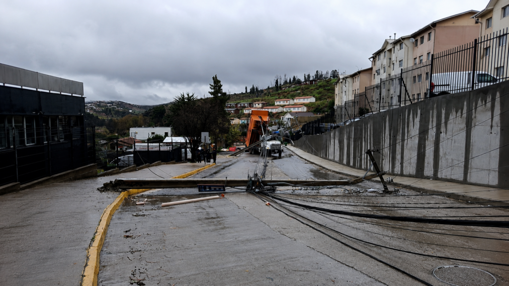 Camión tolva derriba tres postes tras impactar el tendido eléctrico en Quilpué