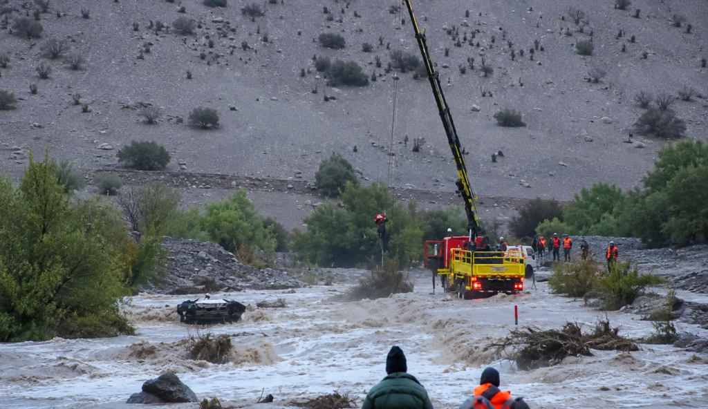 Rescatan a conductor que intentó cruzar el río Aconcagua crecido