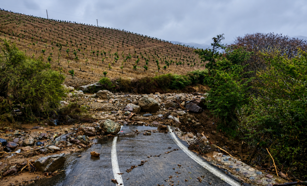 Derrumbe bloquea ruta La Cruz–Quillota tras intenso sistema frontal