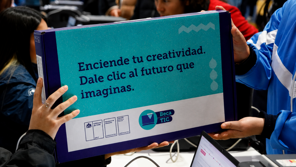 Más de mil estudiantes del SLEP Aconcagua reciben notebooks de Junaeb para fortalecer su aprendizaje
