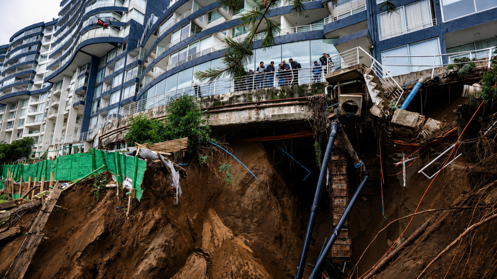 Autoridades refuerzan monitoreo en socavones de Reñaca ante intensas lluvias en Valparaíso