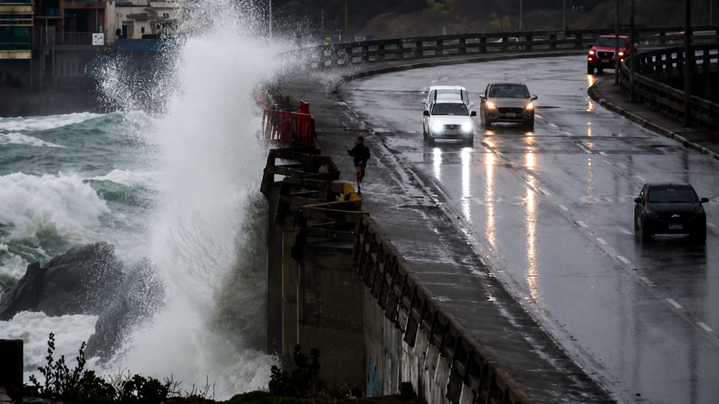 Sistema frontal dejaría hasta 100 mm de lluvia con vientos sobre 100 km/h