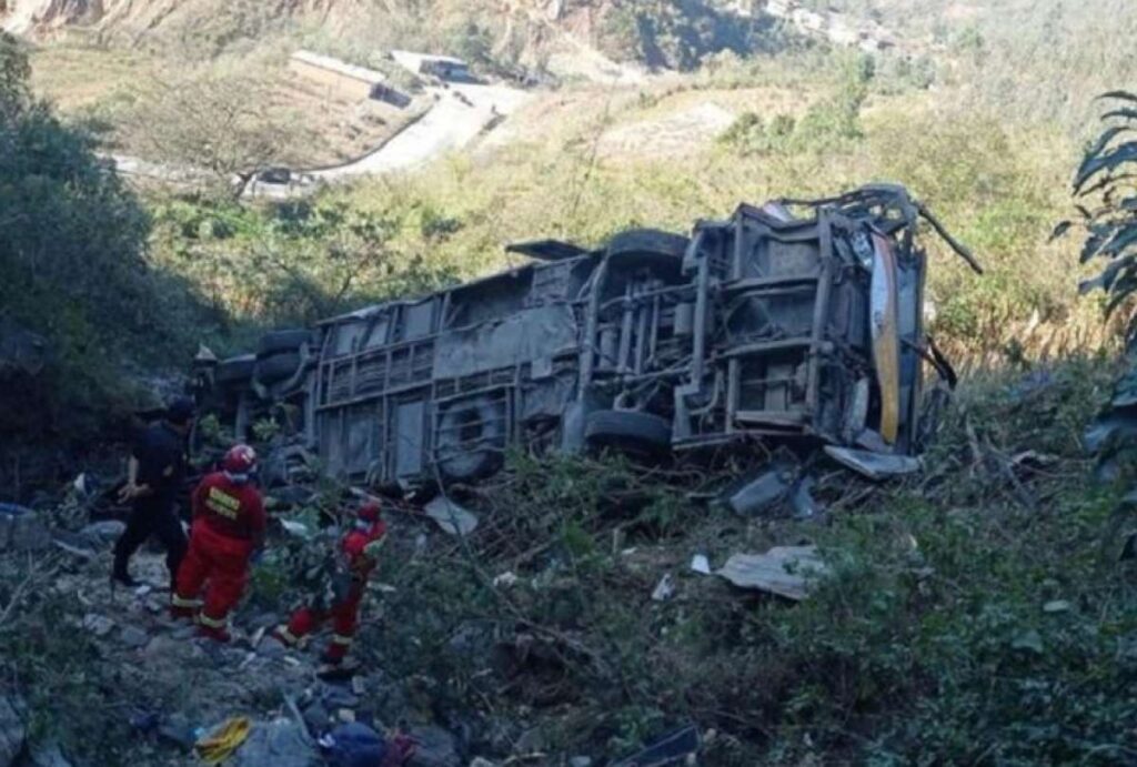 Tragedia en Perú: 14 muertos y cinco heridos tras caer una furgoneta a un abismo en Cajamarca