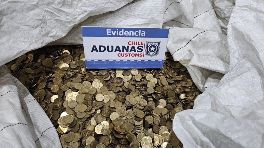Aduanas detectó más de un millón de monedas de 10 pesos ocultas en cargamento de chatarra con destino a China