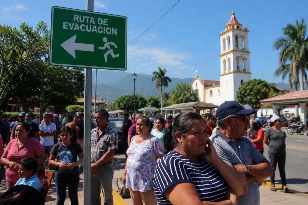 Fuerte sismo de magnitud 7,4 sacude el sur de México y se percibe en Guatemala y El Salvador