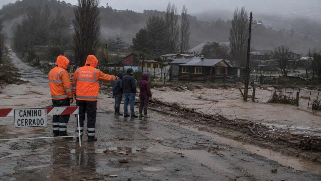 Sistema frontal deja 20 aislados, evacuaciones y cortes de rutas en la zona centro-sur