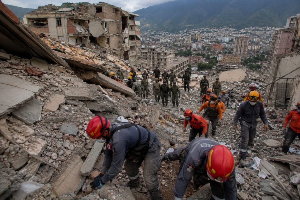 Aumentan a 3.342 los fallecidos por los terremotos en Venezuela mientras continúan las labores de rescate