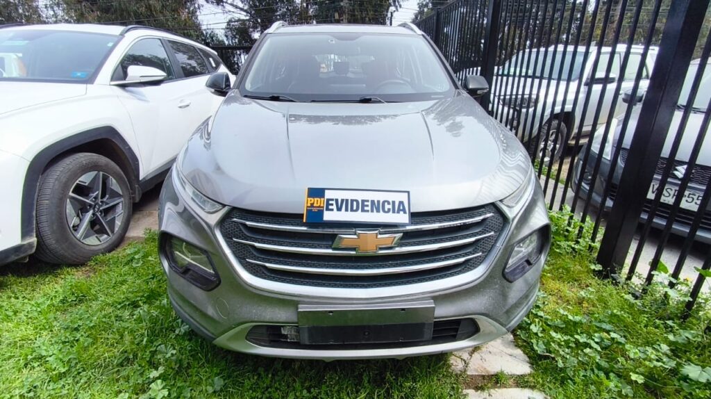 PDI recupera automóvil robado avaluado en $15 millones y detiene a dos imputados por receptación en San Antonio