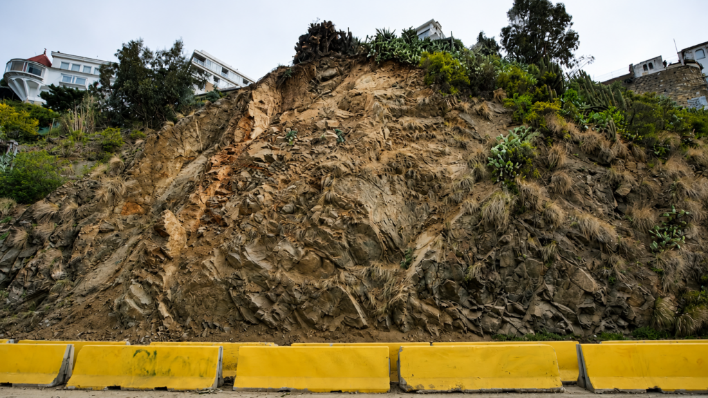 Avenida España mantiene una pista habilitada tras retiro de más de 20 toneladas de roca