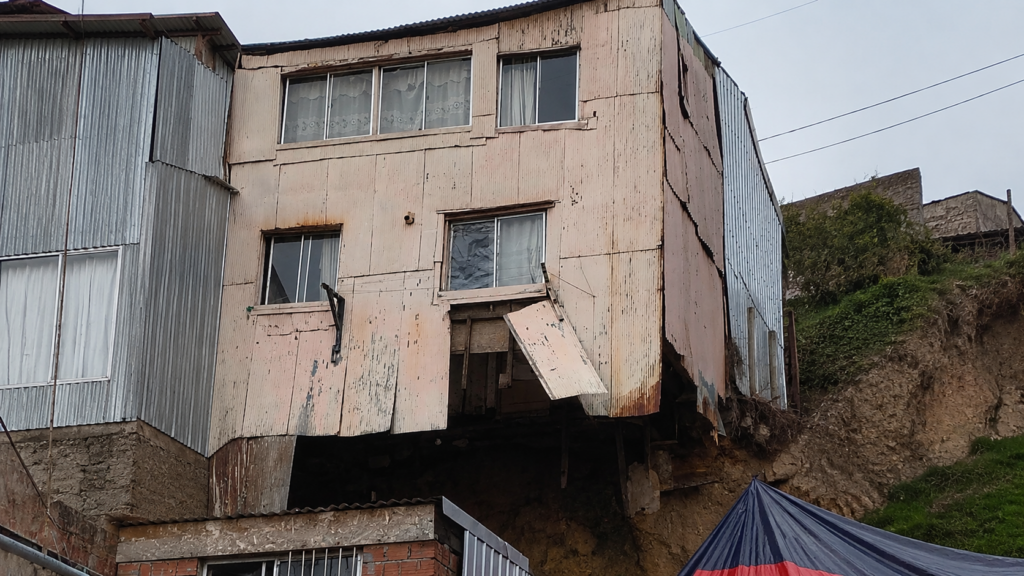 Vivienda presenta riesgo de colapso tras derrumbes en cerro de Valparaíso