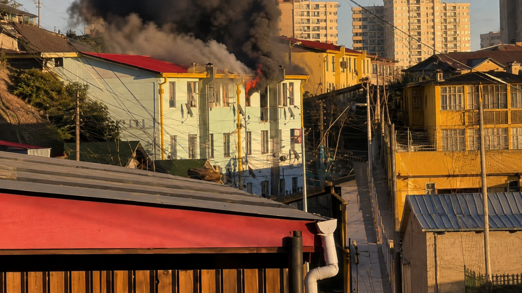 Incendio afecta dos departamentos en Glorias Navales de Viña del Mar