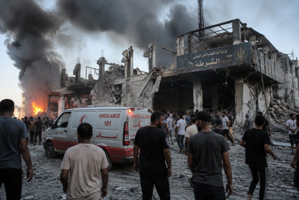 Israel mata al menos a 10 personas en nuevos ataques en Gaza y aumenta la tensión sobre el alto el fuego