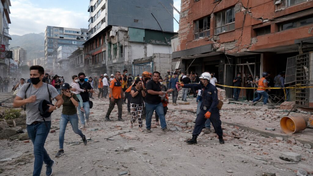 Terremoto de magnitud 7,4 sacude Colombia: reportan heridos y graves daños en varias ciudades