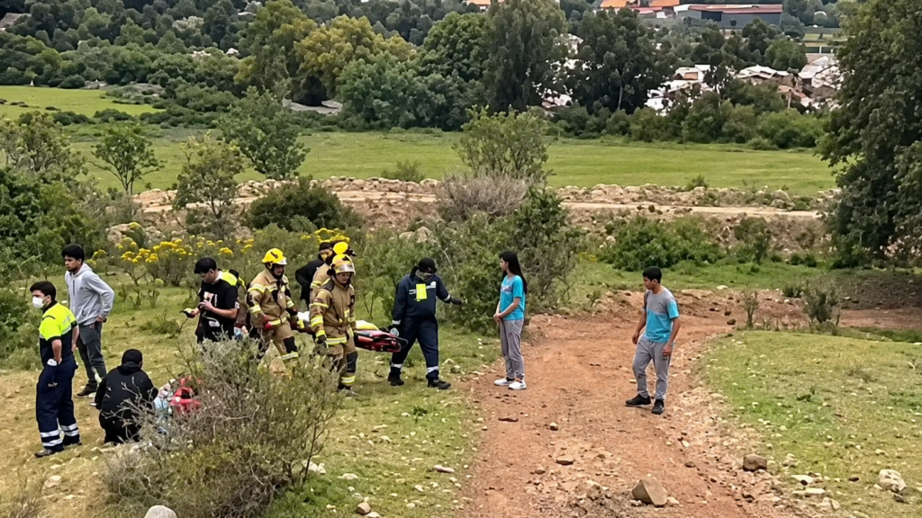 Desbarrancamiento de camioneta con estudiantes deja siete lesionados en Llay Llay