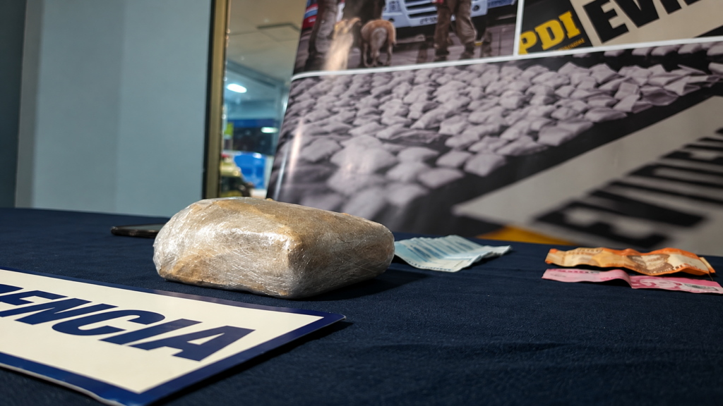 PDI detiene a mujer acusada de ingresar 500 gramos de cocaína a Rapa Nui